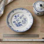 Faïence de Moustiers boutique en ligne : décor bleu à la main, assiette et pot à olives