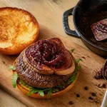 Burger rossini maison : foie gras poêlé et oignon confit