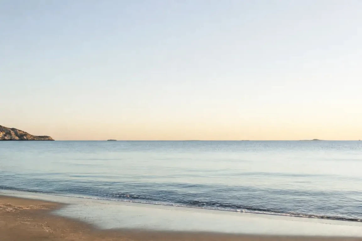 Paysage marins apaisant avec mer calme et horizon dégagé