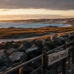 Littoral français : côtes françaises, rochers et promenade côtière au coucher du soleil