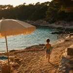 Plage du var : sable fin, eau turquoise et pinède au bord du rivage