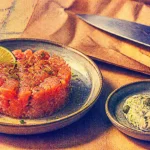 Tartares : assiettes tartare de saumon et sauce tartare, herbes et câpres