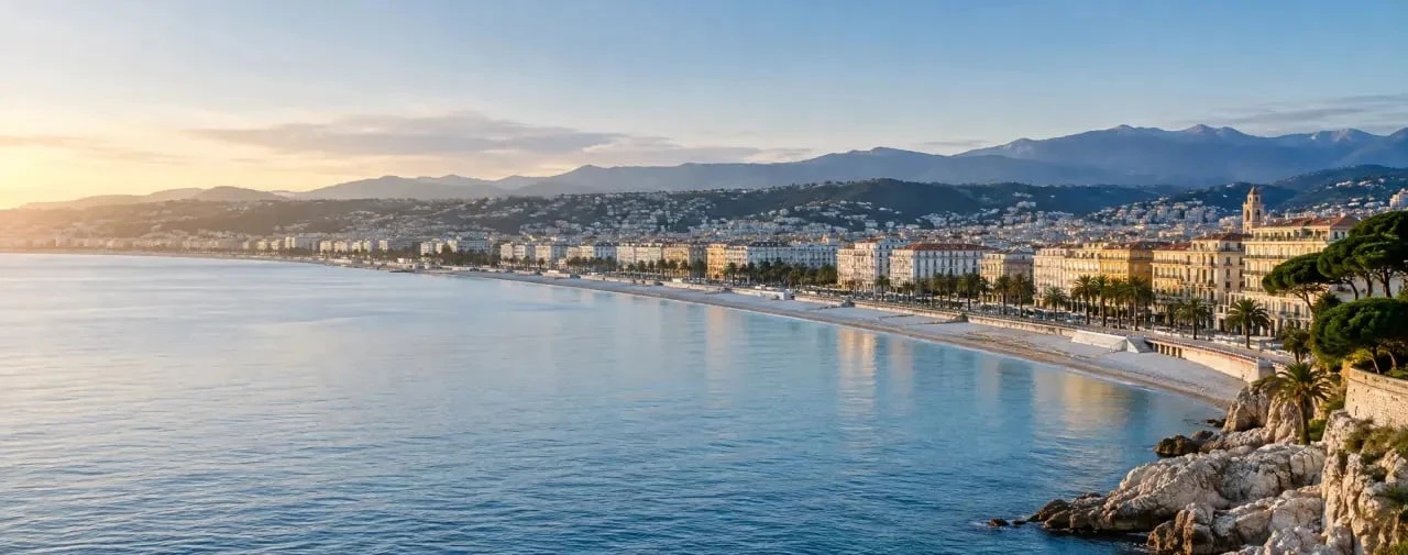 Tourisme Côte d’Azur entre Nice, mer Méditerranée et reliefs