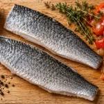 Filet de muge côté peau sur planche en chêne, poivronnade et huile d’olive